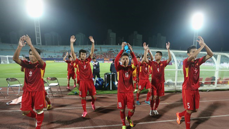 Các cầu thủ U20 Việt Nam chào cảm ơn cổ động viên sau trận đấu với U20 New Zealand.